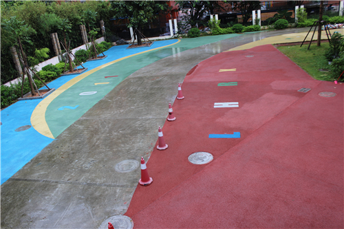 2013年8月8日进场深圳龙华第二小学体育场四色透水混凝土施工