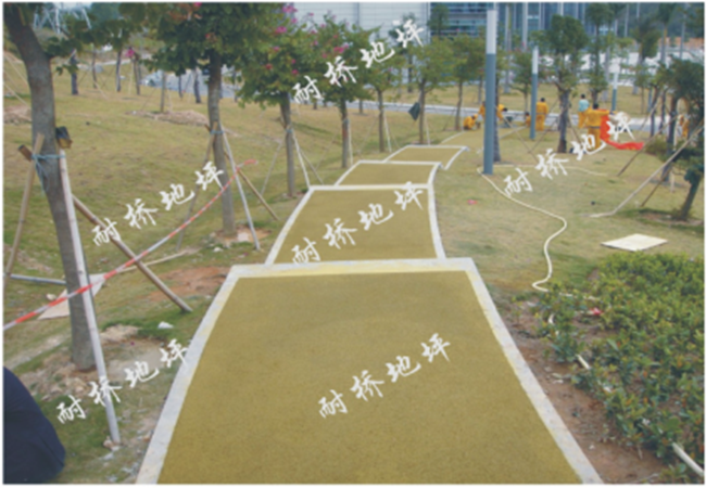 2013年2月22日进场广州中国移动南方基地园林绿道黄色透水混凝土施工