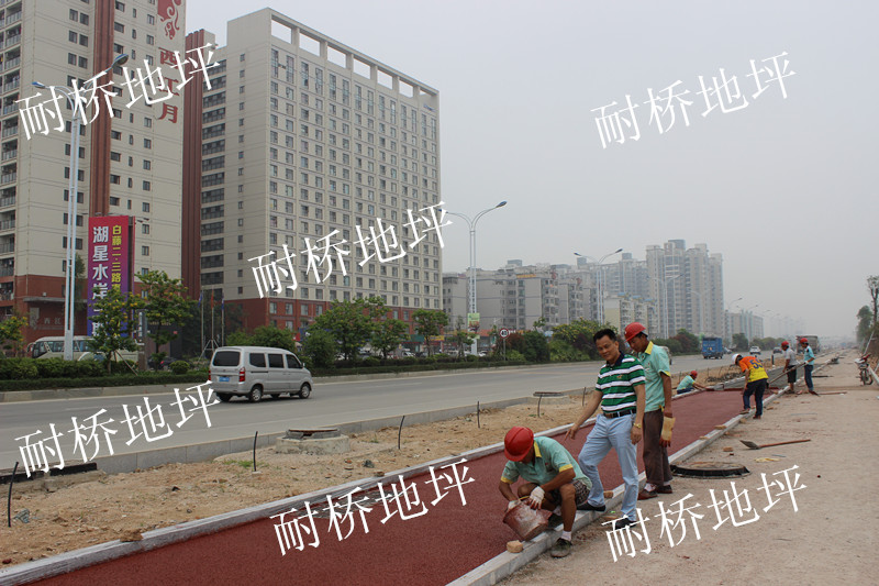 2013年12月29日进场广州萝岗香雪路二标绿道暗红色透水混凝土施工