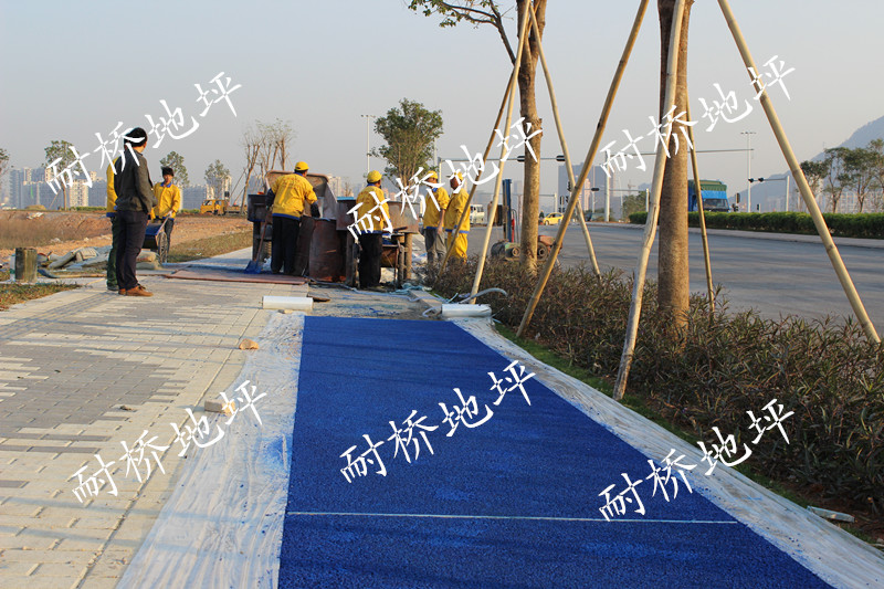 2014年3月8日进场深圳市前海航海路人行道深蓝色透水混凝土施工